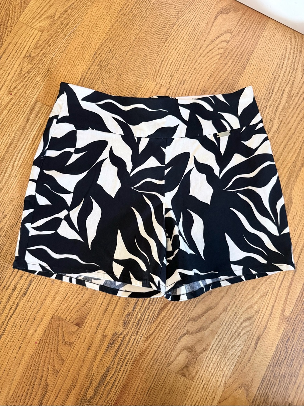 INC International Concepts Black & White Tropical Leaf Mid-rise Pull-on Shorts